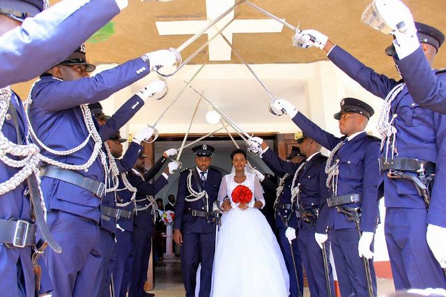 When a cop falls in love; Moses Nuwenyesiga and Gloria Kacuucu Vibrant and Stylish Wedding