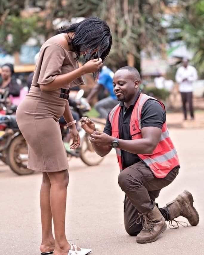 UCU lecturer picks a leaf from Buni Christopher to propose in the middle of the road