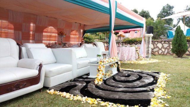 Ever imagined orange,white and toques green decor? Well this will shock you!