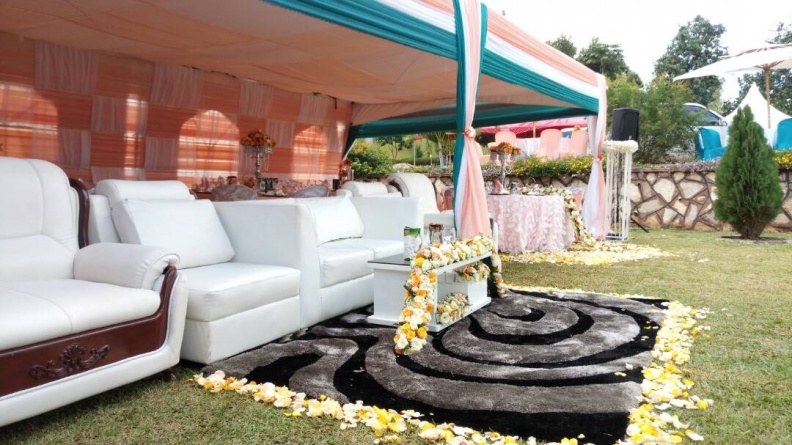 Ever imagined orange,white and toques green decor? Well this will shock you!