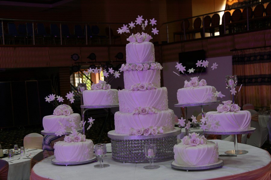 Where did the tradition of having a wedding cake come from?