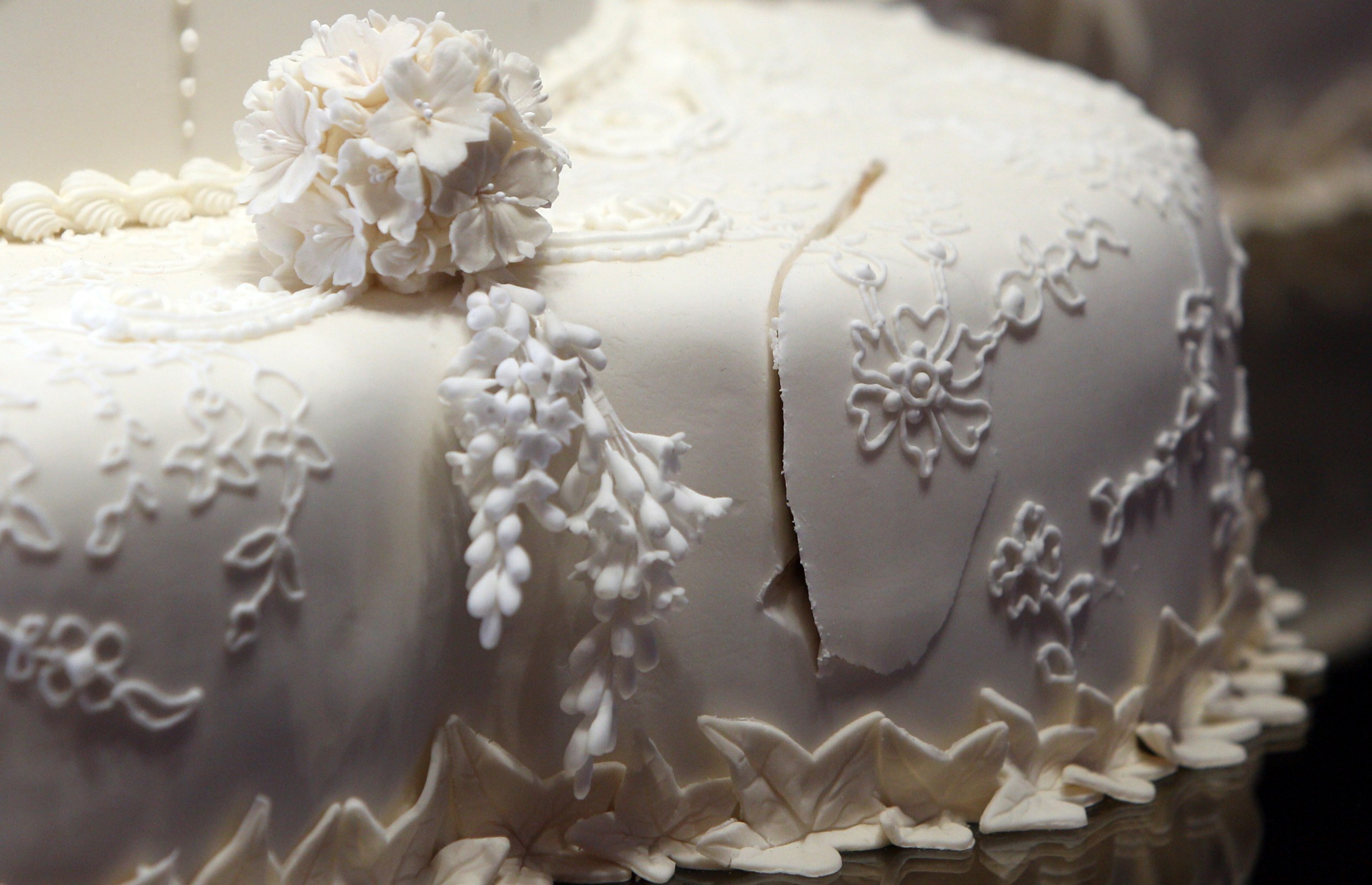 Why It's Not A Good Idea To Deliver Your Own Wedding Cake To The Venue