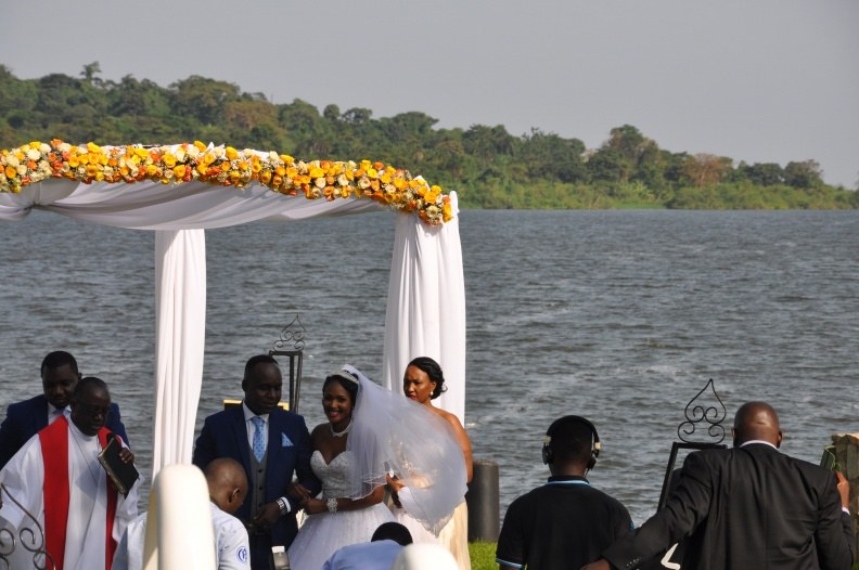 Totally Exquisite! Don And Jojos Glamorous Beach Wedding in Pictures