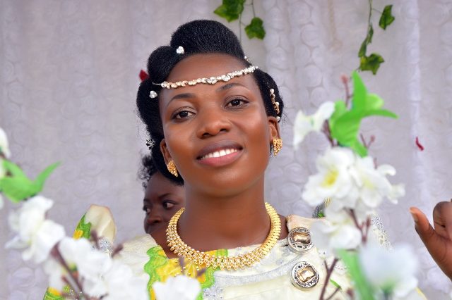 Rachael opted for a natural hair look her for big day