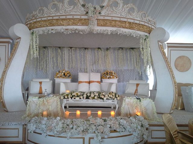Gold & White themed wedding high table decorations by Amka Deco