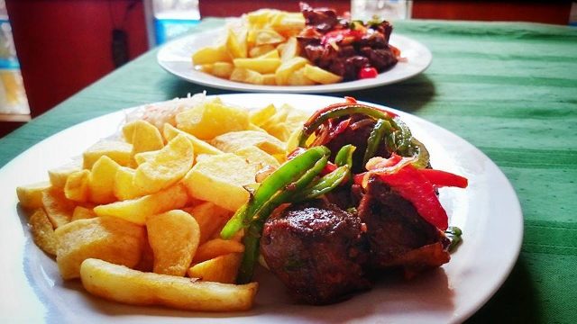 Chips served with roasted beef at Tal Cottages